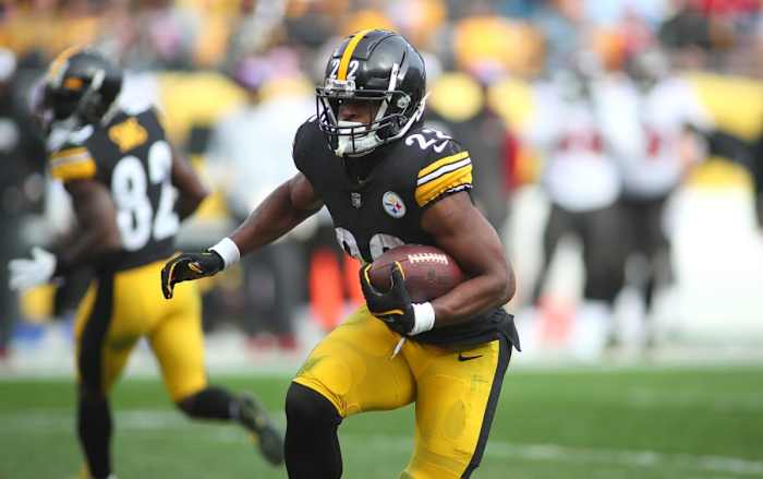 Najee Harris (22) of the Pittsburgh Steelers runs against the Tampa Bay Buccaneers. © Michael Longo/For USA Today Network / USA TODAY NETWORK